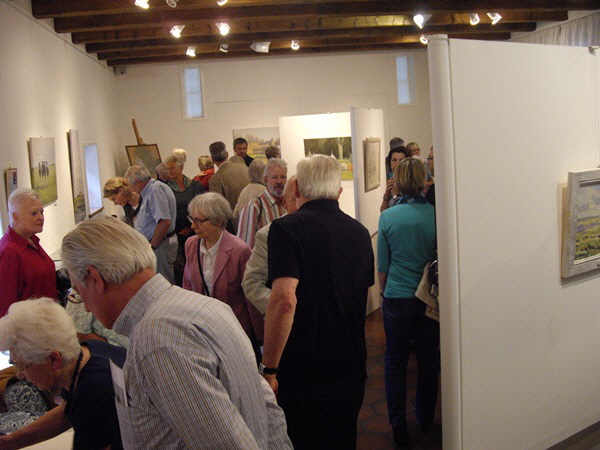 Besucher nach Vernissage in Schessel